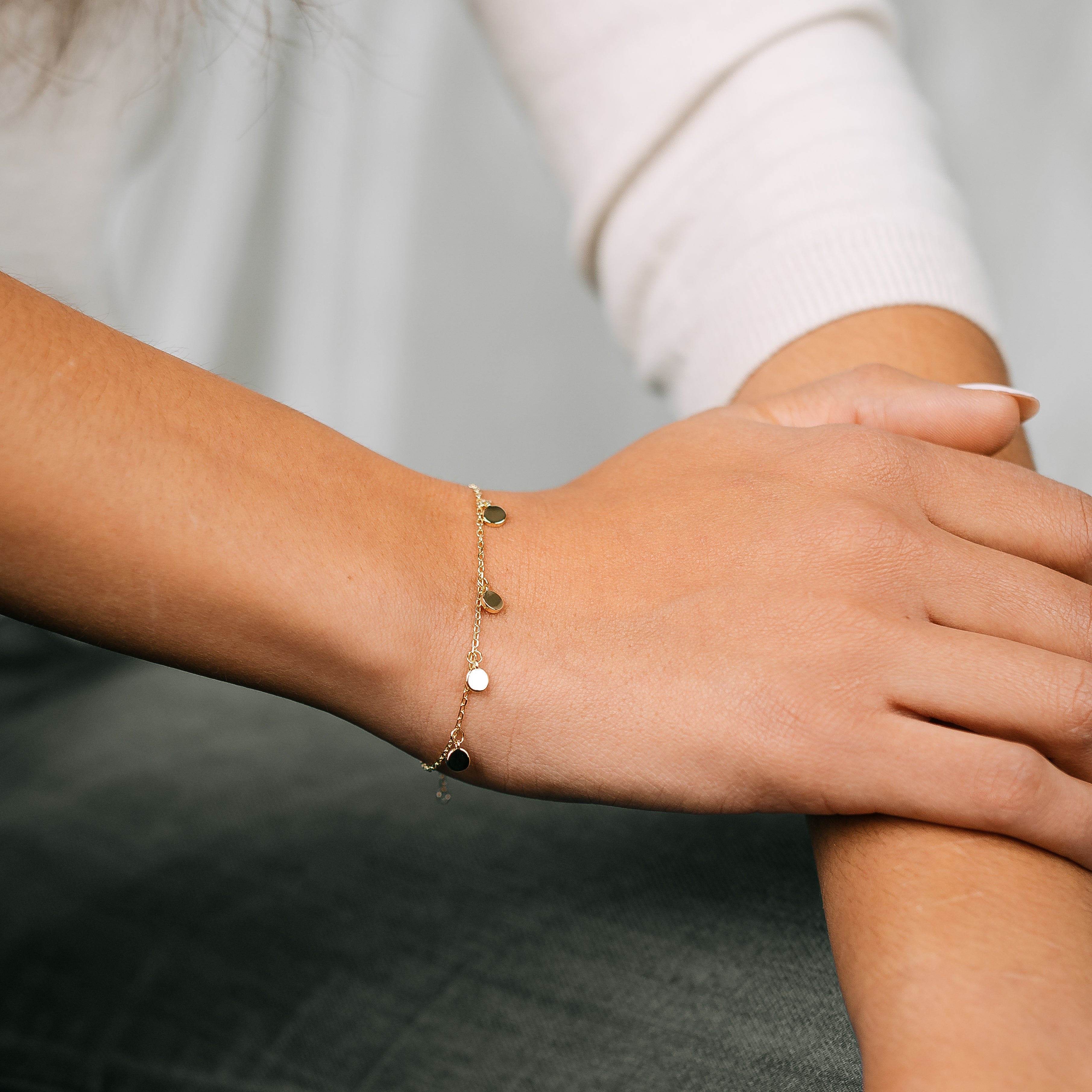 Armband mit fünf kleinen Coins