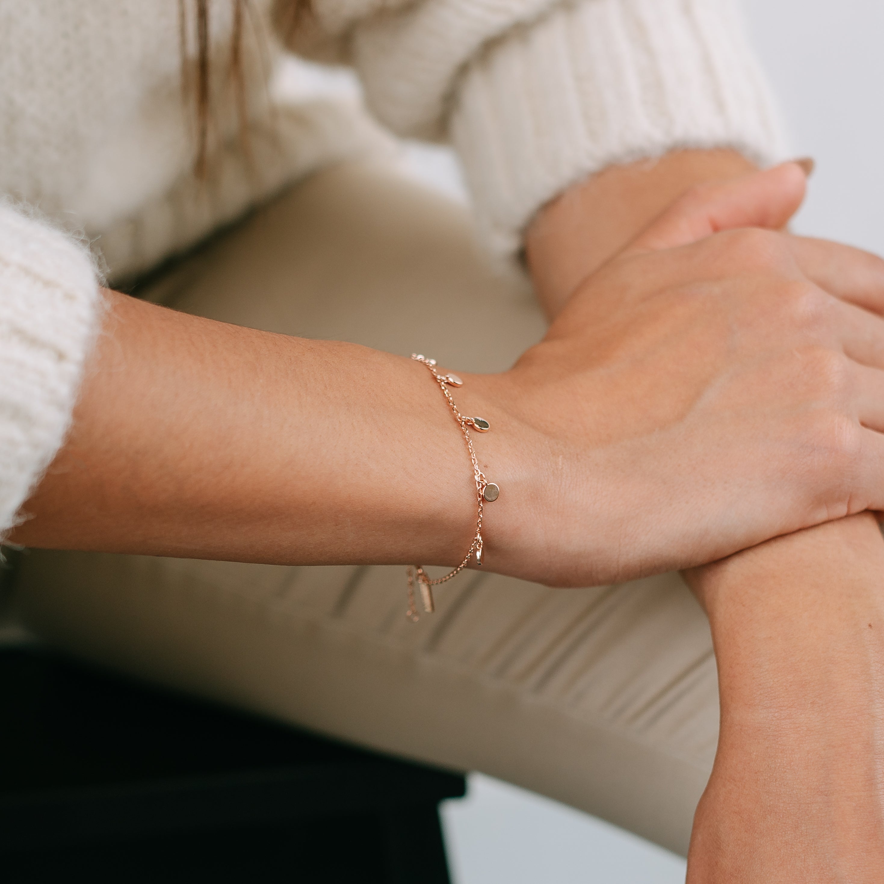 Armband mit fünf kleinen Coins