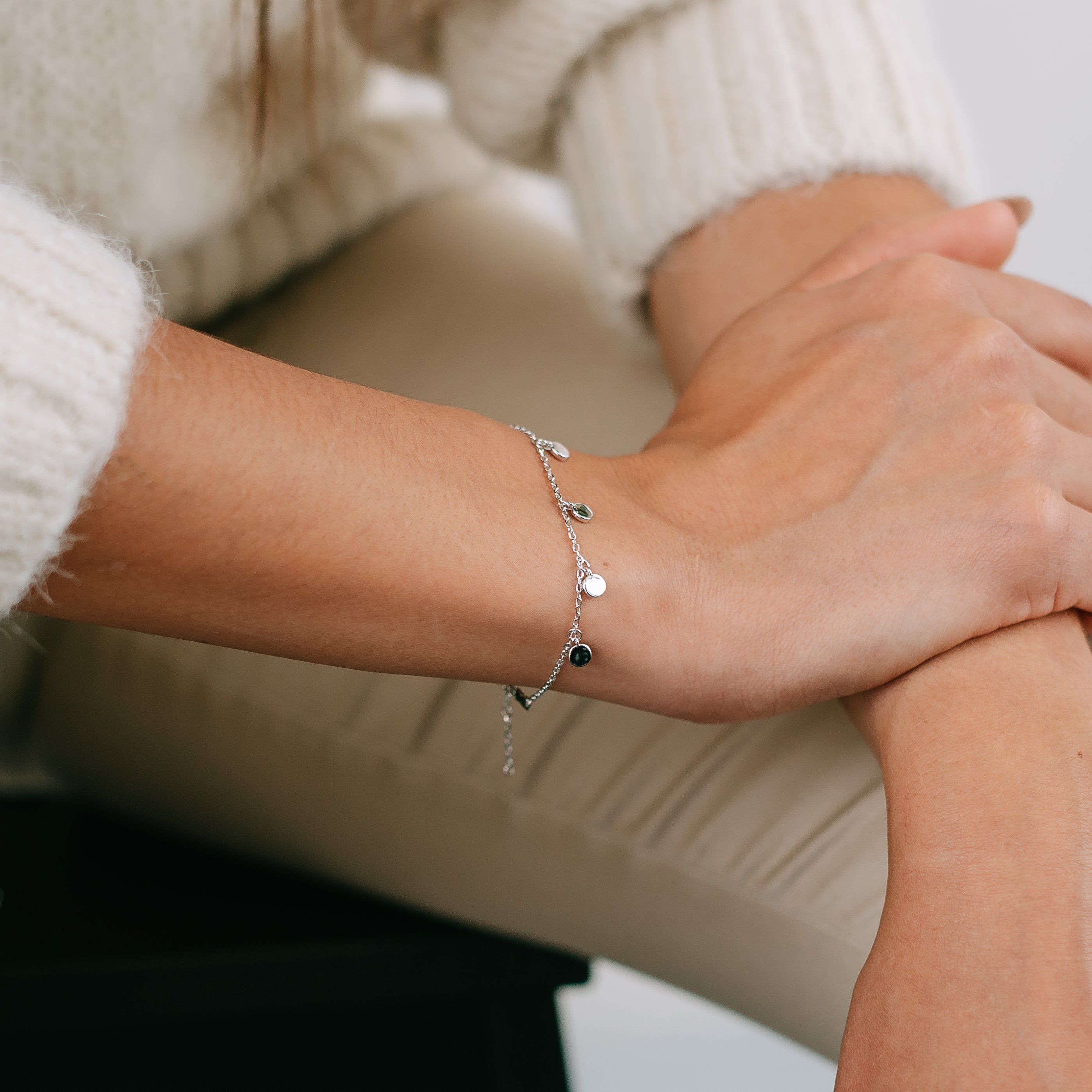 Armband mit fünf kleinen Coins
