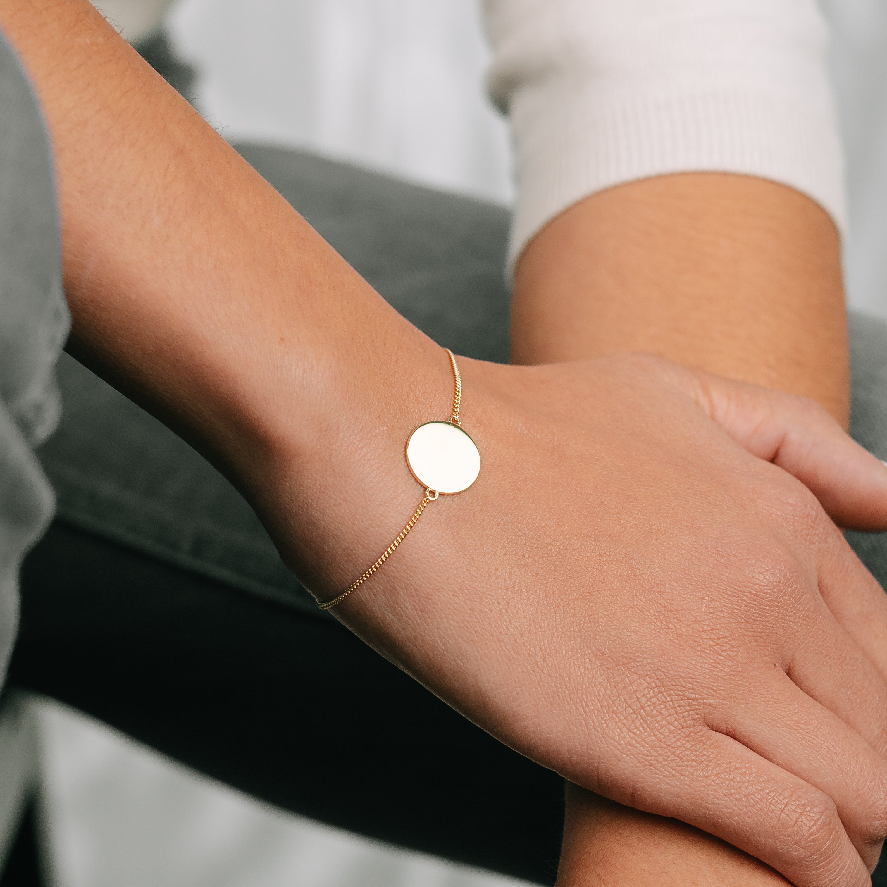 Armband Coin eingebunden