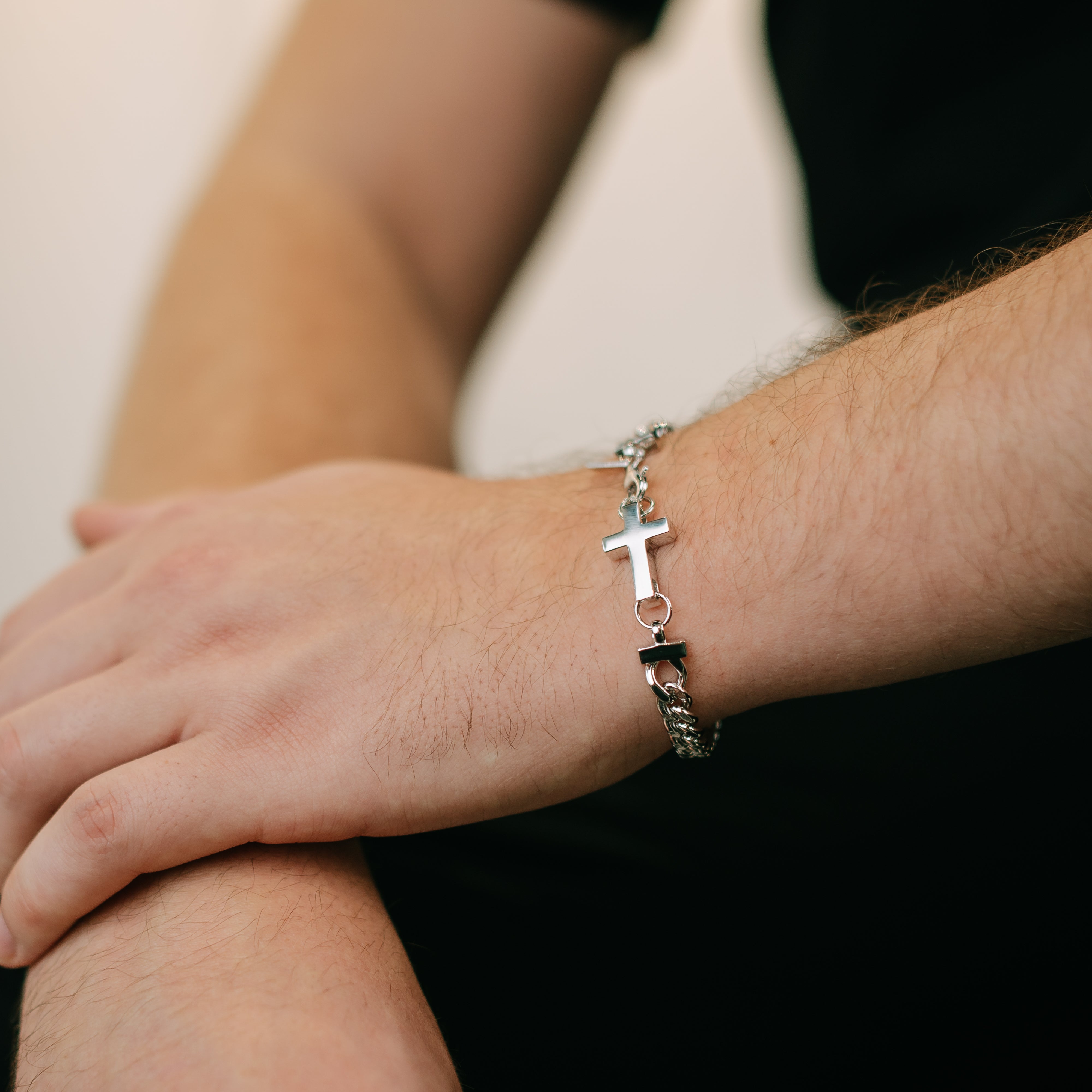 Panzerarmband mit Kreuz